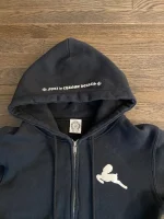 Chrome Hearts is a high-end fashion brand that is known for its luxurious and unique clothing and accessories. The company is known for using high-quality materials and craftsmanship in the production of its products, and its items often feature distinctive designs and details. The Chrome Hearts Rare Zip Up Hoodie Floral Cross Foti Black is a limited edition hoodie that likely features a unique floral and cross design and is made of high-quality materials. It is not possible for me to verify the authenticity of this specific item or provide any further information about it as I do not have access to the internet and my knowledge is based on information that was available prior to 2021.